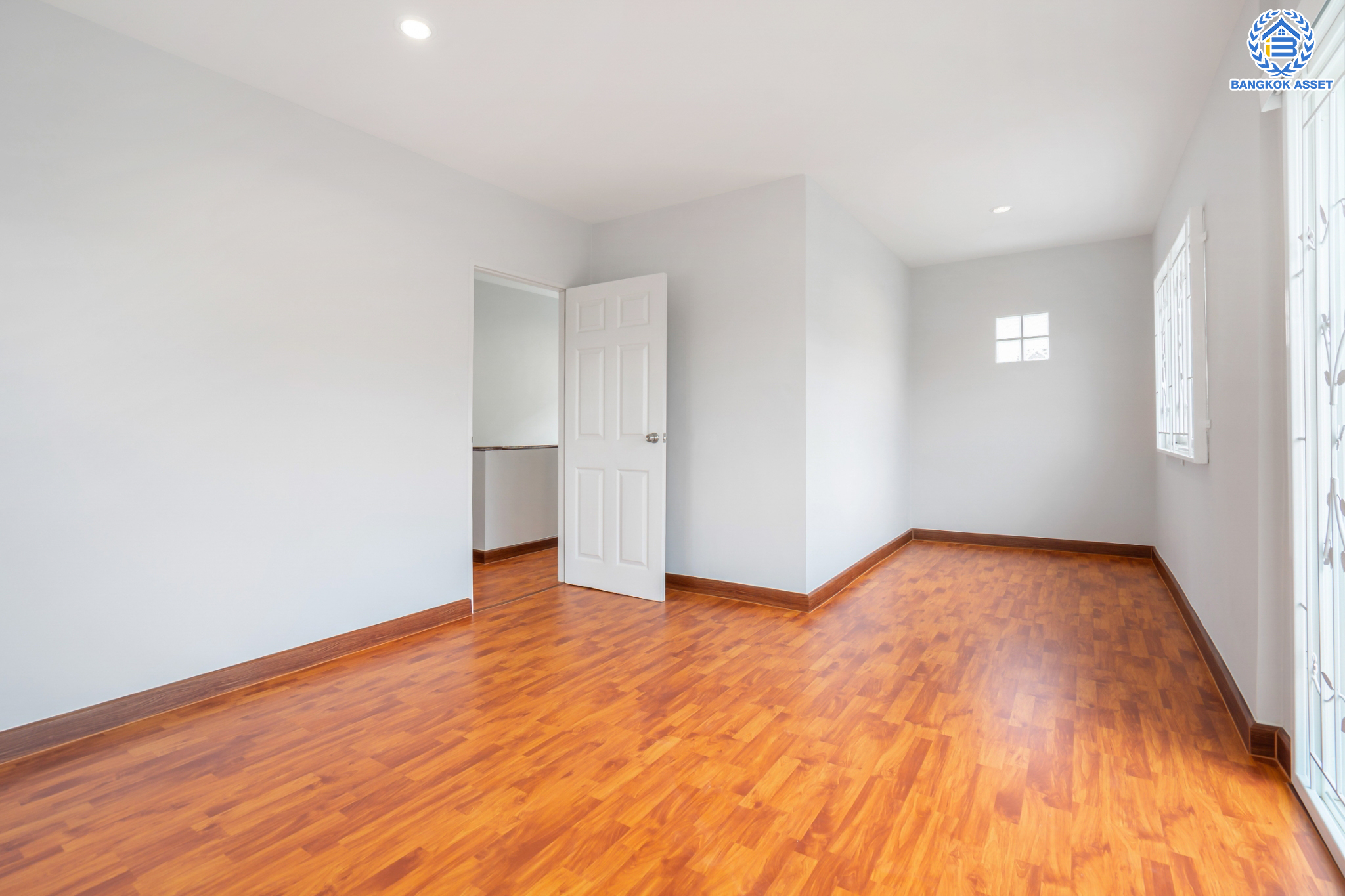 บ้านแฝดมือสองนนทบุรี ตรงข้ามสนามบินดอนเมือง ม.ศุภาลัยวิลล์ หลักสี่-ดอนเมือง หลังมุม เนื้อที่ 35.3 ตร.ว. ฟังก์ชัน 3 ห้องนอน 2 ห้องน้ำ 2 ที่จอดรถ บ้านสวยพร้อมเข้าอยู่ บนทำเลดีที่สุด! เชื่อมต่อหลายเส้นทาง ได้แก่ ถนนกำแพงเพชร6, ถนนวิภาวดีรังสิต, ถนนแจ้งวัฒนะ, ถนนสรงประภา ใกล้ทางด่วน อุตราภิมุข และรถไฟฟ้าสายสีแดง "สถานีสนามบินดอนเมือง"